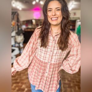 Boutique farmhouse top!!  New!!  NWT, size Large, L peasant sleeves!  Pleated!